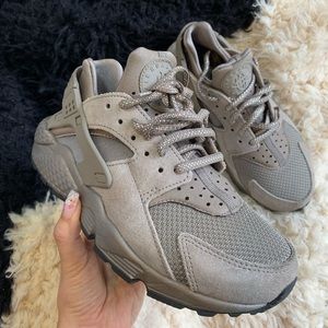 *PERFECT CONDITION* Taupe Suede Huaraches